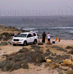 Pesca dalla costa nel mare in Oman, nel Dhofar. 